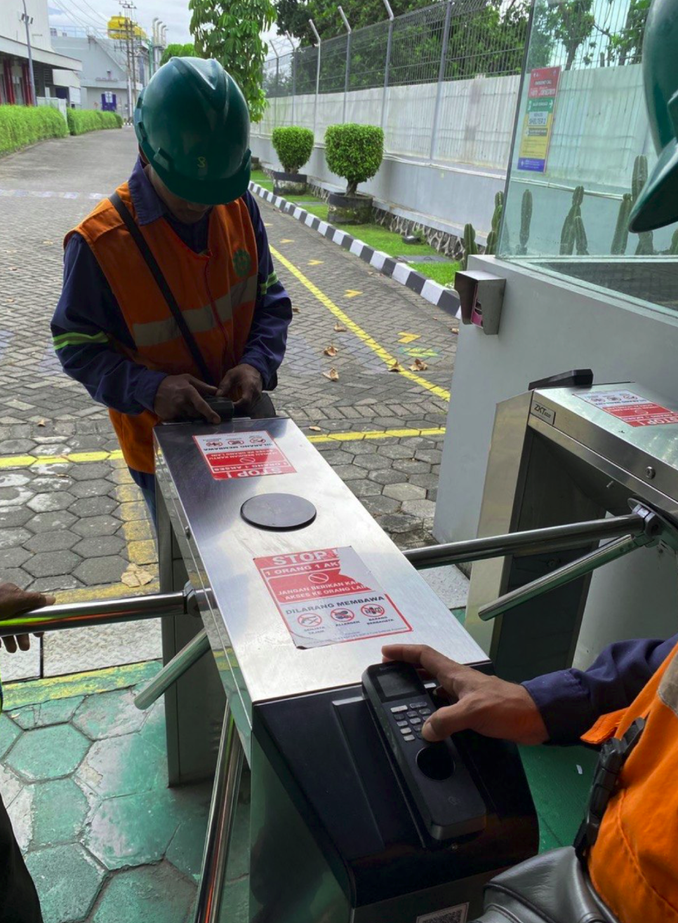 Pemasangan Barrier Gate dan Turnstile